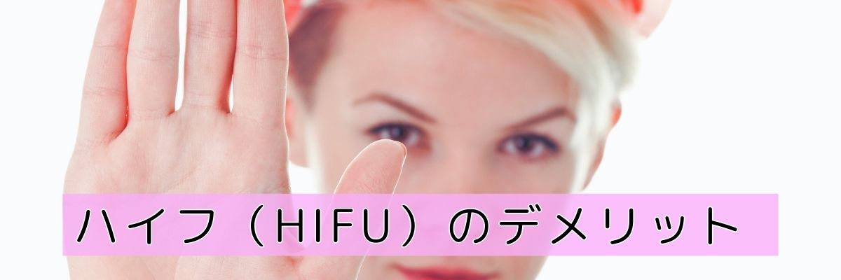 手を向ける女性